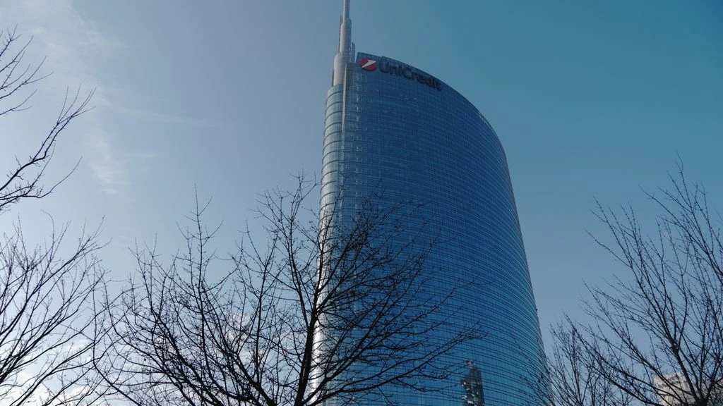 Interno dell'ufficio di Milano con dettagli editoriali